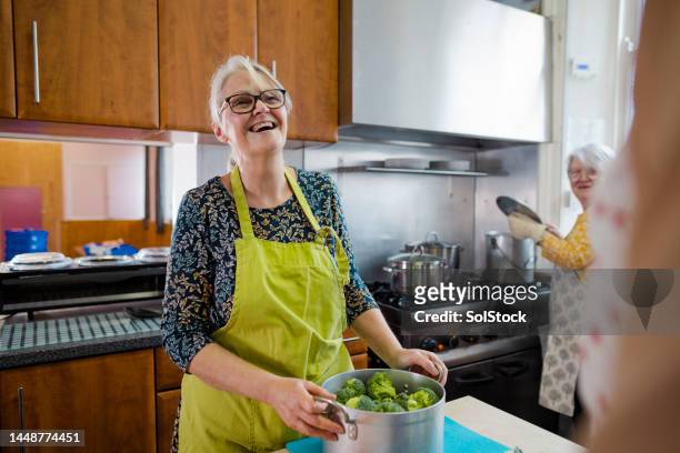 volunteer making hot meals - senior women laughing stock pictures, royalty-free photos & images