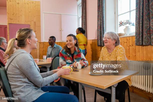 centro cálido para la comunidad - centro social fotografías e imágenes de stock