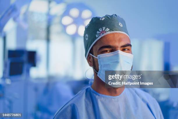 portrait of surgeon in operating ward. - chirurgenkappe stock-fotos und bilder