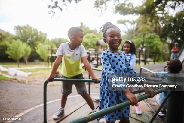 linda niña riendo con amigos en un tiovivo - patio de colegio fotografías e imágenes de stock