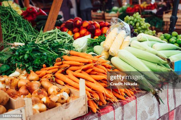 verduras frescas a la venta en el puesto del mercado - mercado de productos de granja fotografías e imágenes de stock