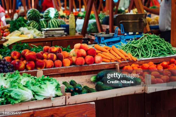 verduras y frutas frescas a la venta en el puesto del mercado - mercado de productos de granja fotografías e imágenes de stock