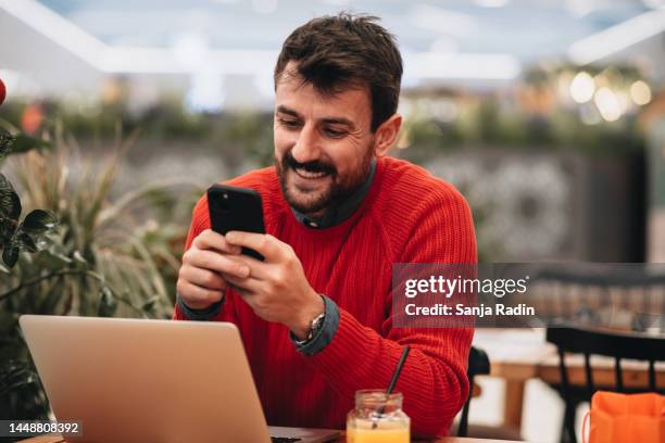 hübscher junger mann schreibt sms auf seinem smartphone - ehemann stock-fotos und bilder