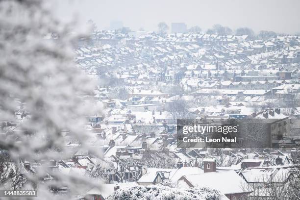 Snow Falling On Rooftops Snow England Photos and Premium High Res Pictures - Getty Images