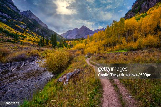 scenic view of landscape against sky during autumn,maroon bells,colorado,united states,usa - maroon bells fotografías e imágenes de stock