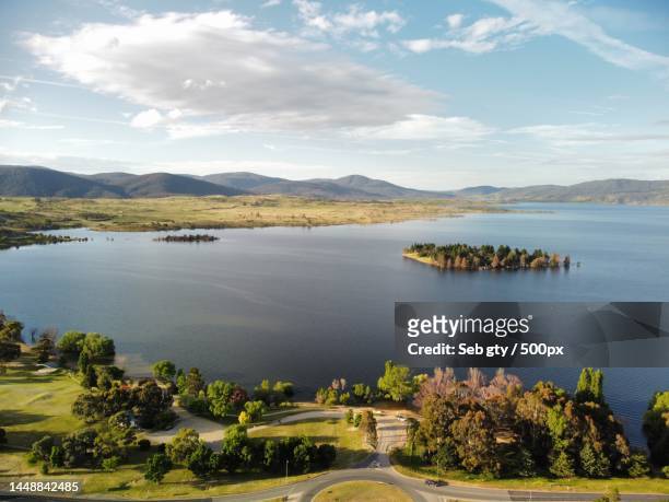 scenic view of lake against sky,jindabyne,new south wales,australia - nsw rural town stock pictures, royalty-free photos & images