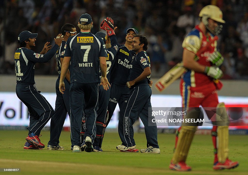 Deccan Chargers bowler Amit Mishra (2R) 