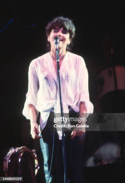 Linda R Linda Ronstadt Performance Photos and Premium High Res Pictures - Getty ...