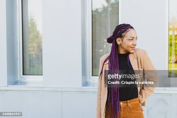alternative business woman portrait - purple pants - fotografias e filmes do acervo