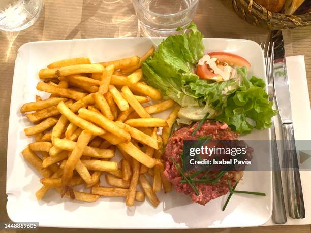 beef steak tartare and chips - aperitivo plato de comida imagens e fotografias de stock