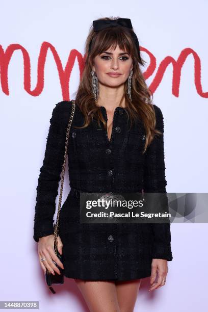 Penelope Cruz attends the "L'Immensita" Premiere on December 13, 2022 in Paris, France.