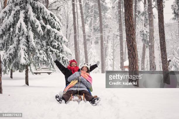 schöne mädchen im teenageralter, die im schnee spielen - european sports pictures of the month december stock-fotos und bilder