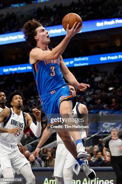 Josh Giddey of the Oklahoma City Thunder drives to the basket against the Dallas Mavericks in the first half at American Airlines Center on December...