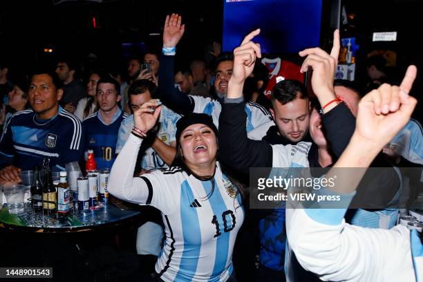Argentina fans celebrate during the Argentina match against Croatia on December 13, 2022 in New York City. Argentina qualified for de 2022 FIFA World...