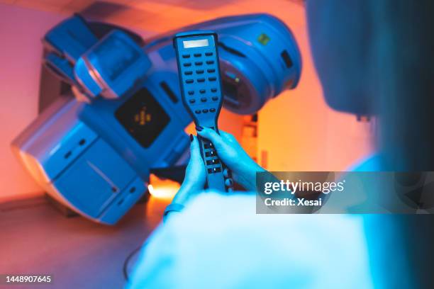 cancer patient and modern treatment - radiação imagens e fotografias de stock