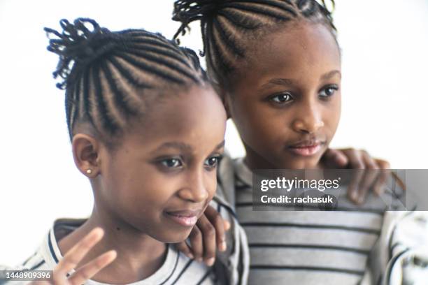 identical twin teenage african girls at home - plat thai stock pictures, royalty-free photos & images