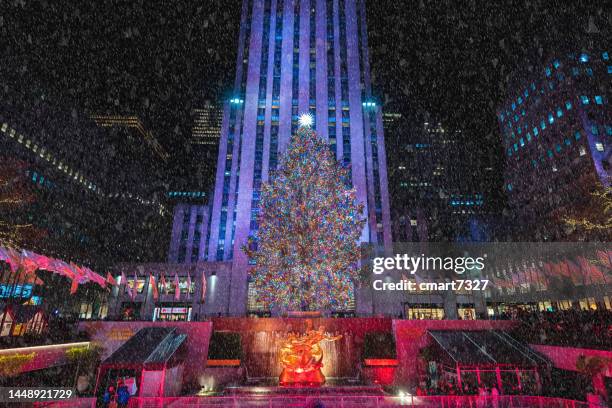 the  christmas tree at rockefeller center in nyc - new york rockefeller center ice rink stockfoto's en -beelden