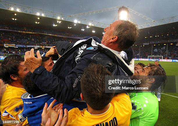 Pescara Calcio manager Zdenek Zeman celebrates whit his players after their promotion to Serie A after the Serie B match between UC Sampdoria and...