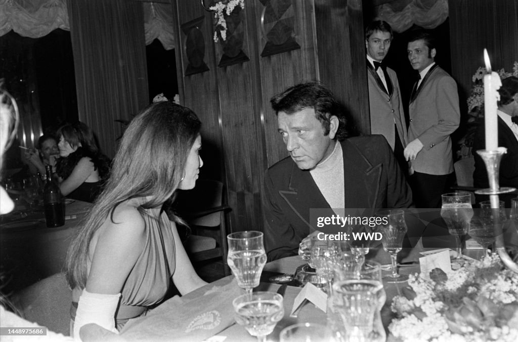 Inuring Raquel Welch , sporting a cast after inuring her arm during training ...