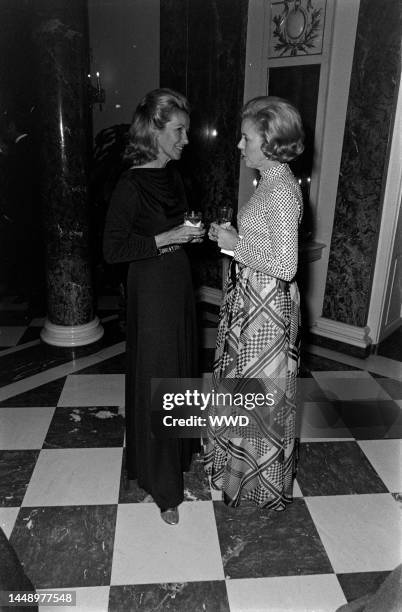 Louise Shepard speaks to a guest at a dinner dance hosted by Lynn Wyatt.