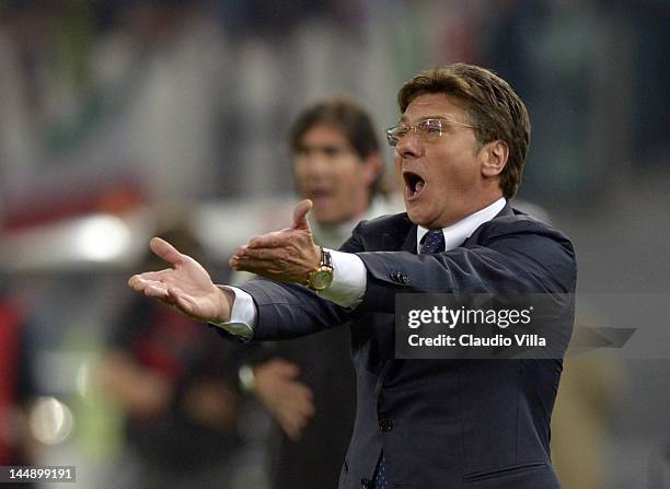 Napoli head coach Walter Mazzarri gestures during the Tim Cup Final between Juventus FC and SSC Napoli at Olimpico Stadium on May 20, 2012 in Rome,...