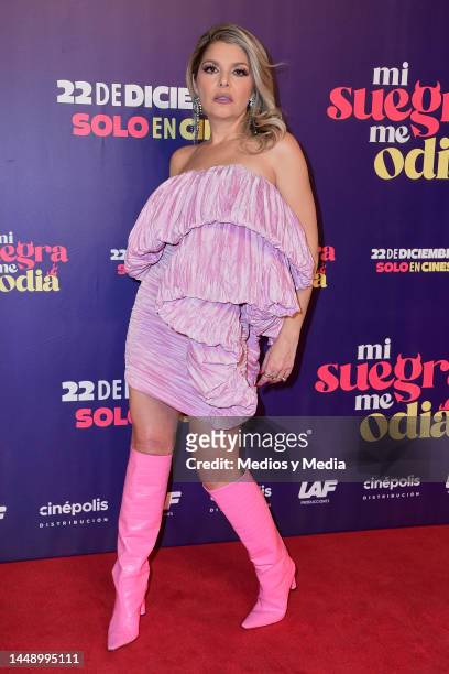 Itati Cantoral poses for a photo durig the red carpet for the movie ´Mi suegra no me quiere´ at Cinepolis Miyana on December 13, 2022 in Mexico City,...