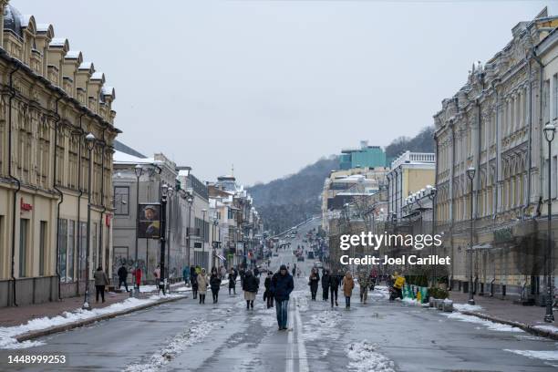 wintertagsszene in der petra sahaidachnoho straße im kiewer stadtteil podil - russische-invasion-in-die-ukraine stock-fotos und bilder