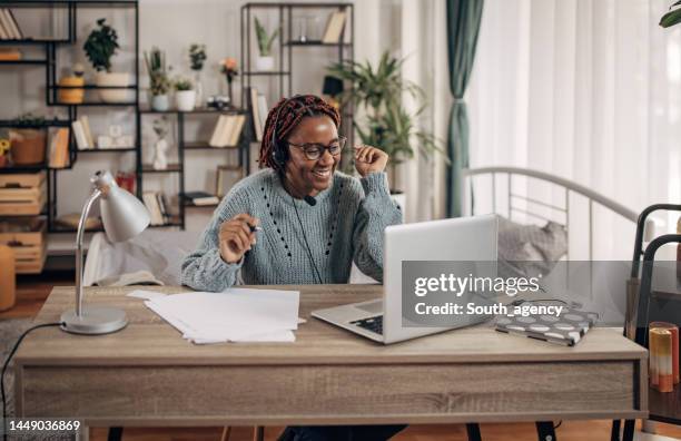 woman working in home office - working from home imagens e fotografias de stock