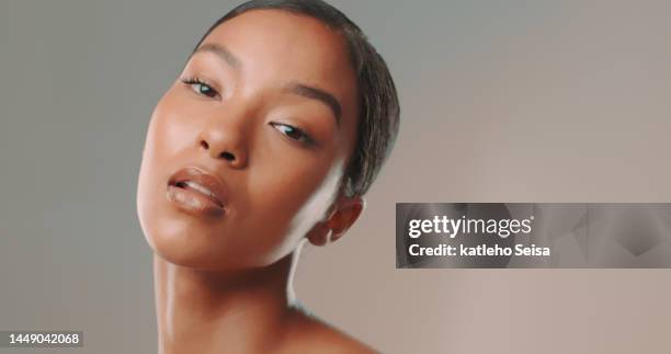 studio shot of elegant young woman with glowing face - studio head shot serious confident looking at camera imagens e fotografias de stock