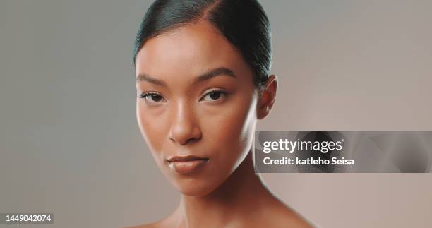 studio shot of young woman with attitude looking at camera - studio head shot serious confident looking at camera imagens e fotografias de stock