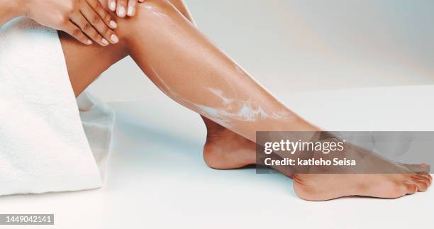 脚に保湿剤を塗る女性のスタジオショット - female foot models ストックフォトと画像