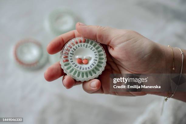 hormone replacement therapy pills - östrogen stock-fotos und bilder