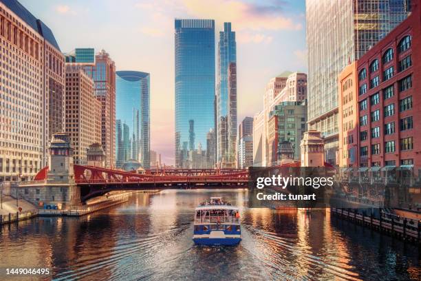 chicago river und stadtbild - chicago stock-fotos und bilder