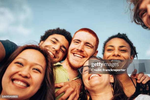 amigos da felicidade tiram uma selfie todos juntos - organized group photo - fotografias e filmes do acervo