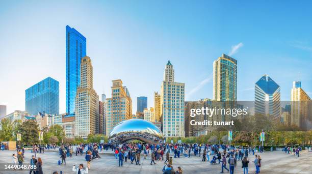 paisaje urbano de chicago y gente alrededor de la escultura cloud gate en millennium park - cloud gate fotografías e imágenes de stock