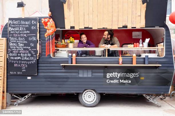 servir un food truck chinois - restaurant ambulant photos et images de collection