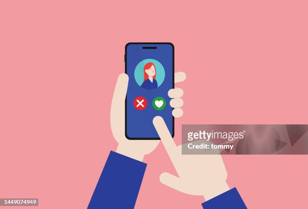 hand hält ein mobiltelefon zur verwendung in einer dating-app - onlinedating stock-grafiken, -clipart, -cartoons und -symbole