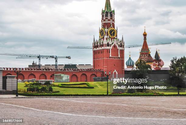 some buildings of the red square and the moscow kremlin. moscow, russia. - palacio estatal del kremlin fotografías e imágenes de stock