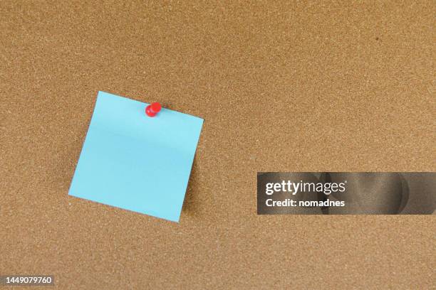 empty notepads with red pinned to the board. - bord bericht stockfoto's en -beelden