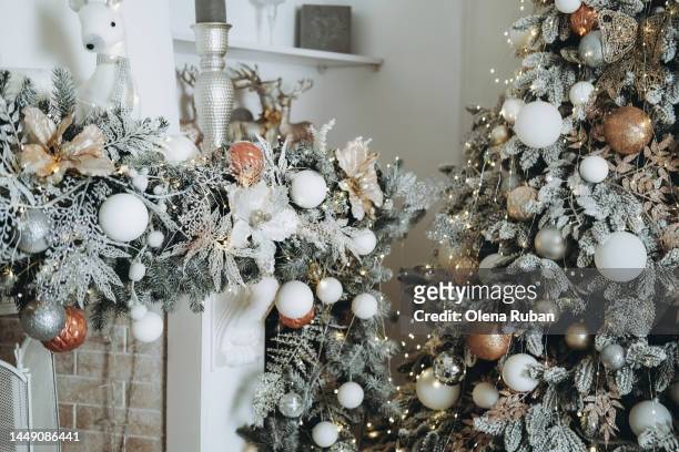 xmas tree and fir branches over fireplace. - happy santa claus over white blank stock-fotos und bilder