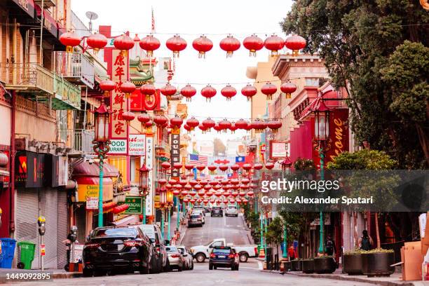 chinatown street decorated with traditional chinese lanterns, san francisco, usa - barrio chino fotografías e imágenes de stock