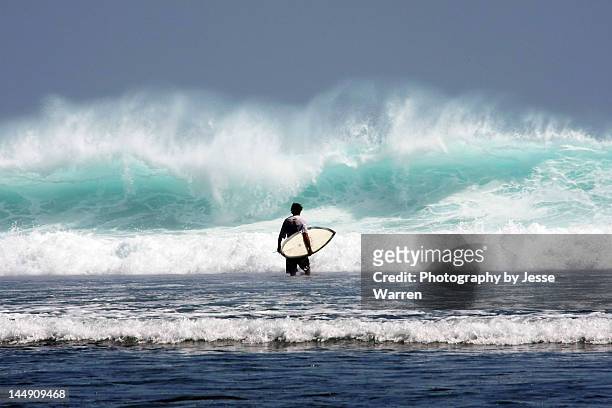 surfer and waves - indonesia surfing imagens e fotografias de stock