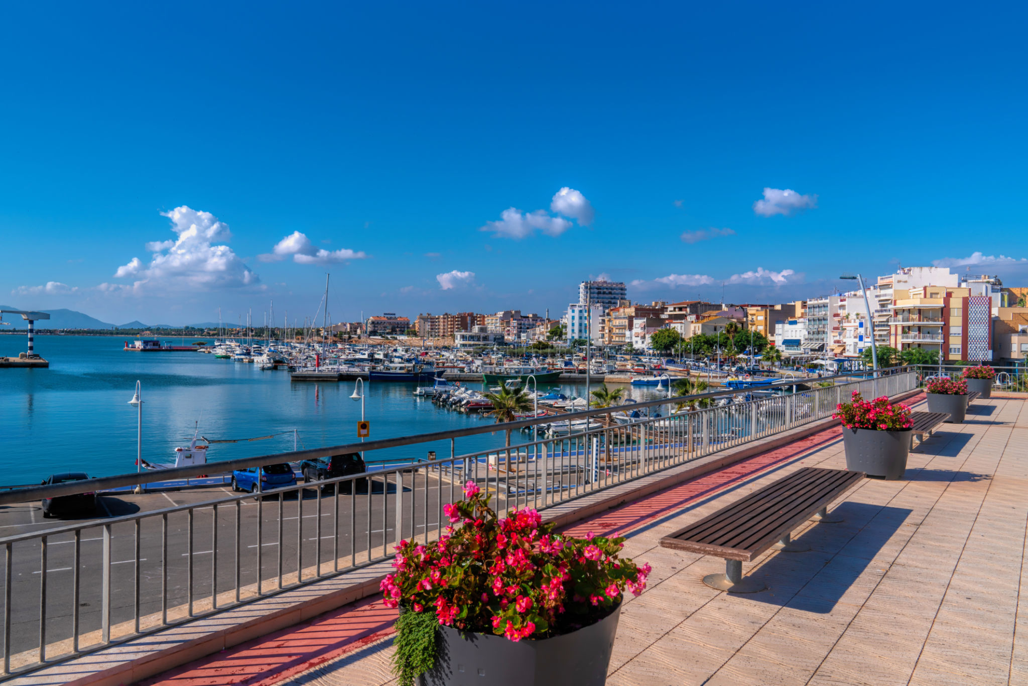 L'Ampolla España vista de la ciudad portuaria española con flores rojas Cataluña provincia de Tarragona L'Ampolla España vista de la ciudad portuaria española con flores rojas Cataluña provincia de Tarragona