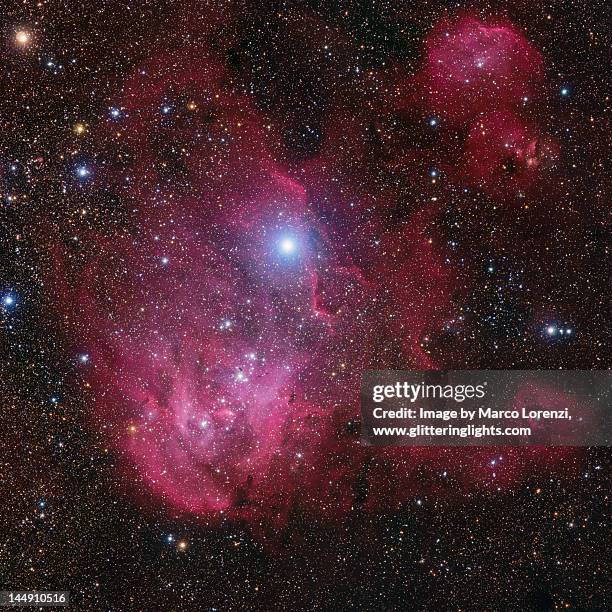 running chicken nebula - galaxie spirale photos et images de collection