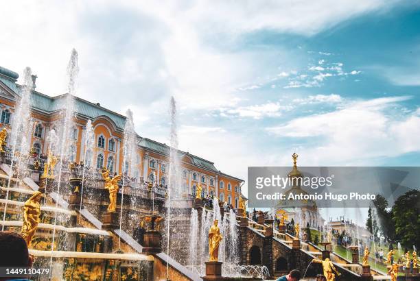gardens and fountains of the peterhof palace. st. petersburg, russia. - petergof stock pictures, royalty-free photos & images