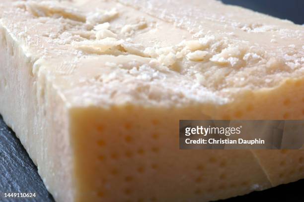 block of parmesan cheese. - knife block stock-fotos und bilder