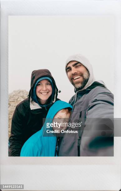 familia feliz tomando una selfie instantánea en sulfur skyline, jasper, alberta, canadá - memorial day remembrance fotografías e imágenes de stock