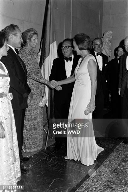 Lise-Marie Sauvagnargues, Jean Sauvagnargues, Nancy Kissinger, Henry Kissinger, Katharine Graham, and guests attend a party at the National Gallery...