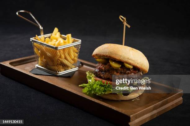 hamburger and chips - burger and chips fotografías e imágenes de stock