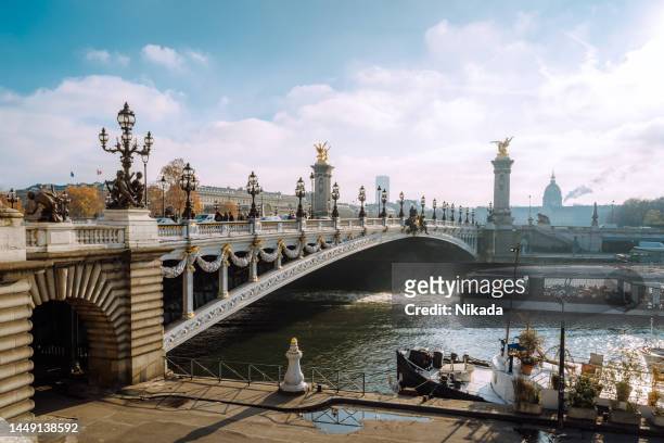 alexandre iii bridge in paris, france - gold boot stockfoto's en -beelden